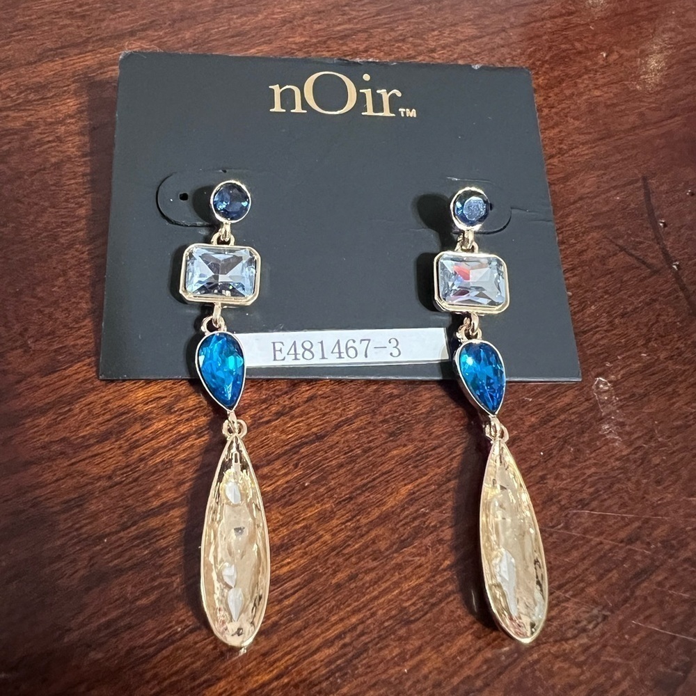 Noir Earrings 15$